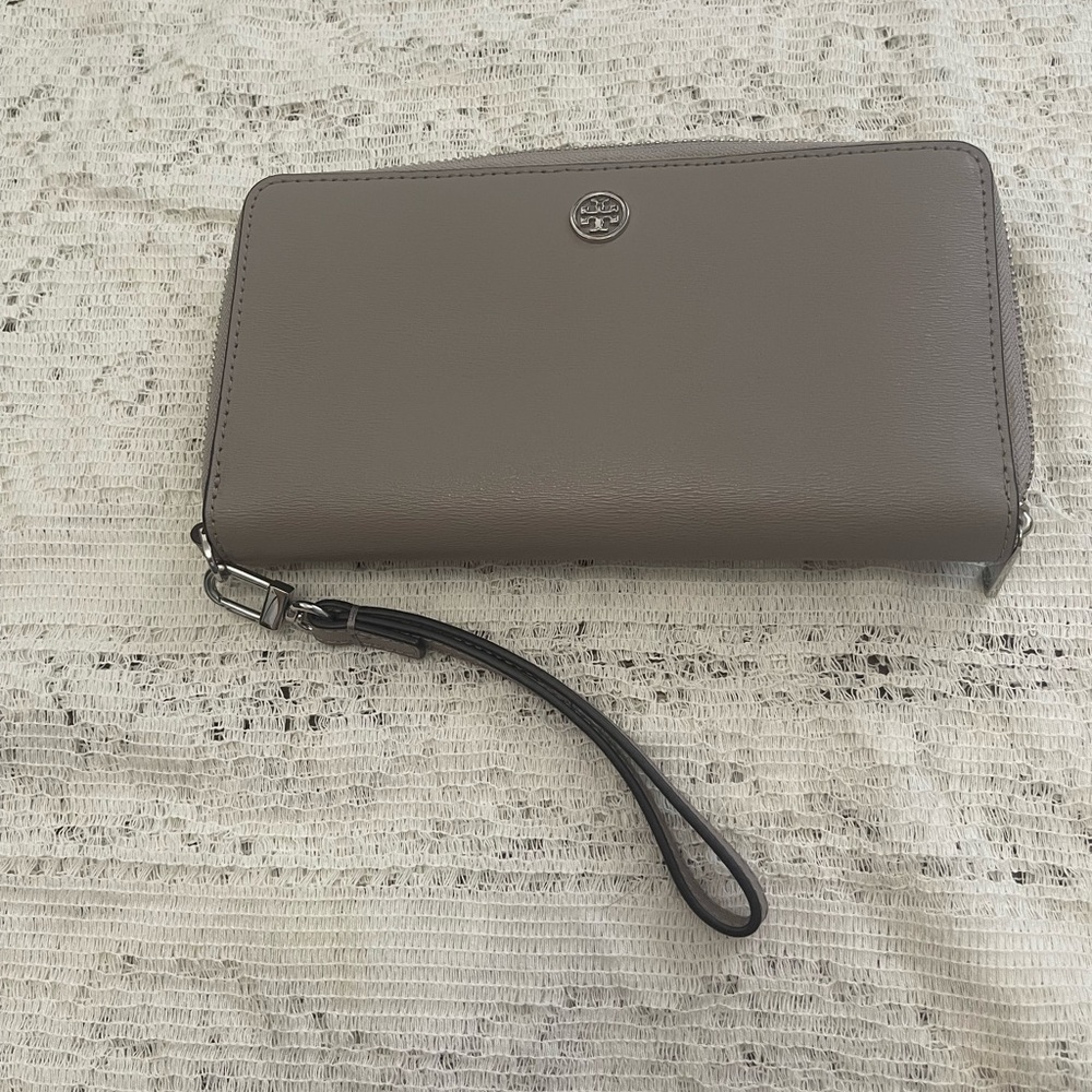 Tory Burch Wristlet Wallet
Will hold an I phone 11  and 12 and zips up